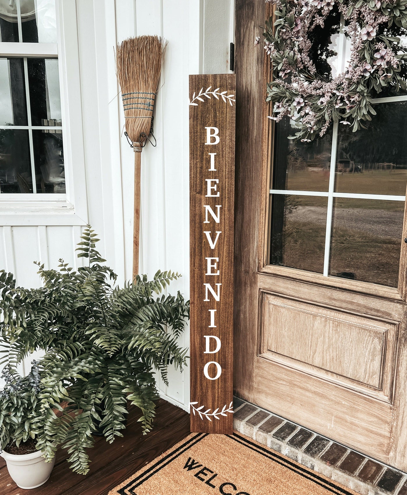 Bienvenido Leaning Wood Porch Welcome Sign - Mulberry Market Designs