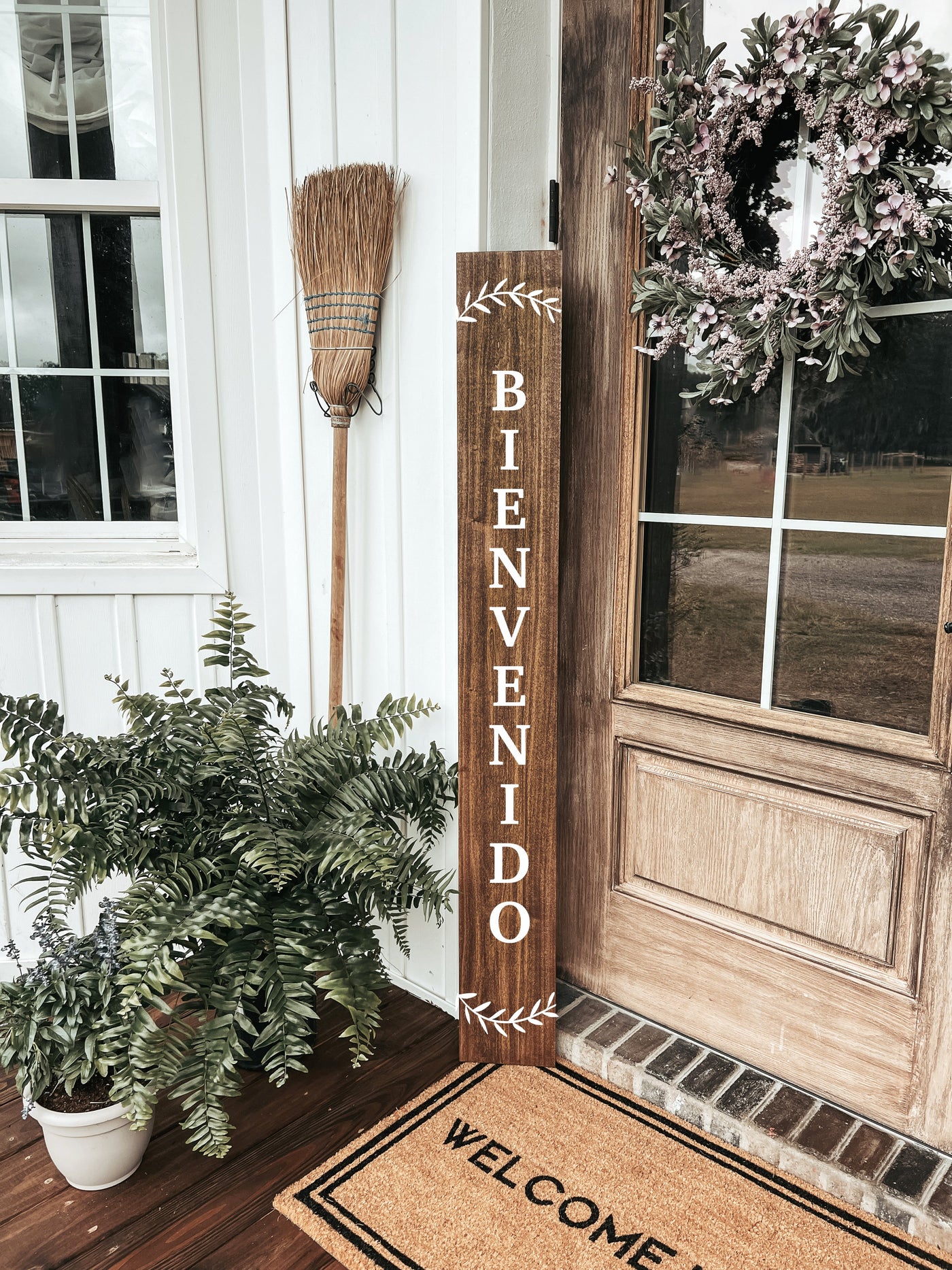 Bienvenido Leaning Wood Porch Welcome Sign - Mulberry Market Designs